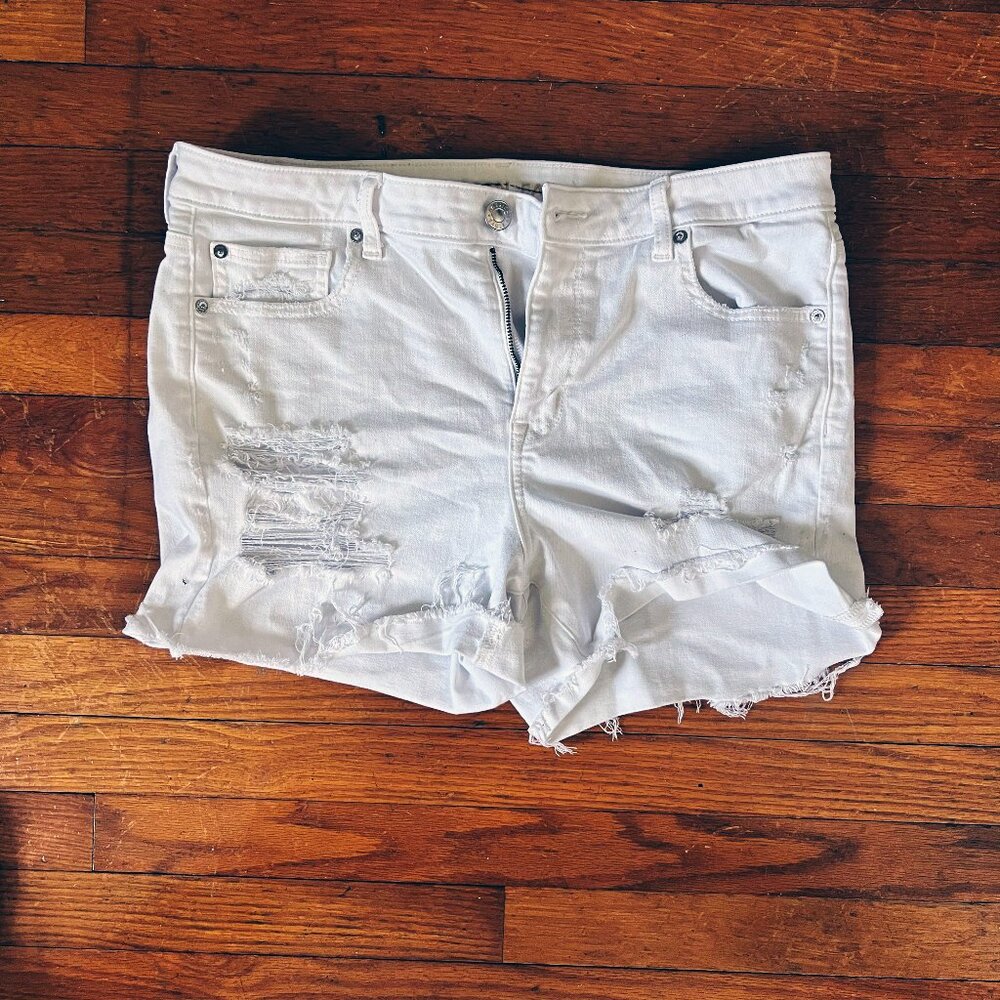 AMERICAN EAGLE 🦅 | Stretch High-Rise White Shortie Short